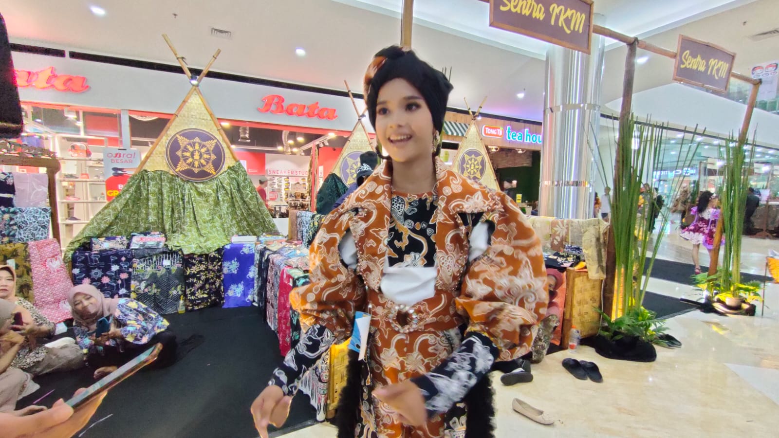 Seru Dan Meriah Ratusan Peserta Semarakkan Lomba Fashion Batik Khas