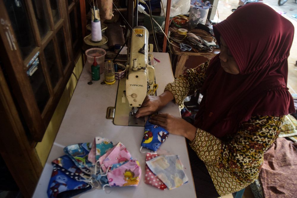 FOTO : Pembuatan Masker Karakter Kartun