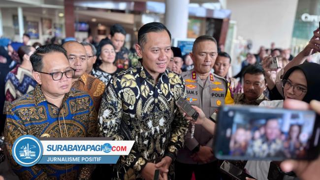 Pj Gubernur Adhy Dampingi AHY Serahkan 16 Sertipikat Tanah Gereja Di Jatim