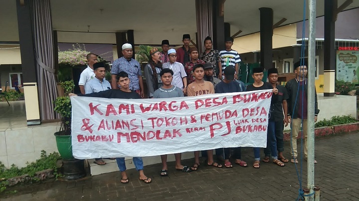 Tolak Keras PJ Kades Bukabu, Warga Desa Bukabu Luruk kantor Kecamatan Ambunten Kab Sumenep