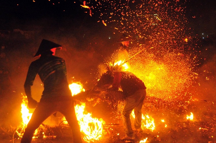 Potret Tradisi Perang Obor Tahunan di Jepara, Saling Serang Kobaran Api