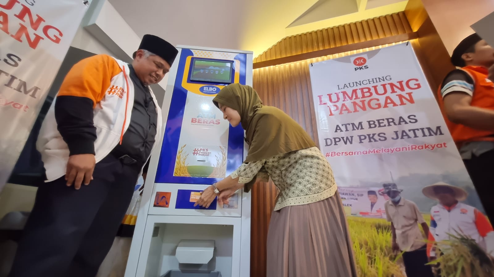 Politik Pemberdayaan, PKS Jatim Launching Lumbung Pangan berupa ATM Beras