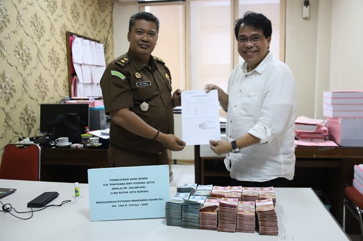 Kejari Surabaya Terima Uang Denda Rp 500 Juta dari Terpidana Korupsi PT Dok