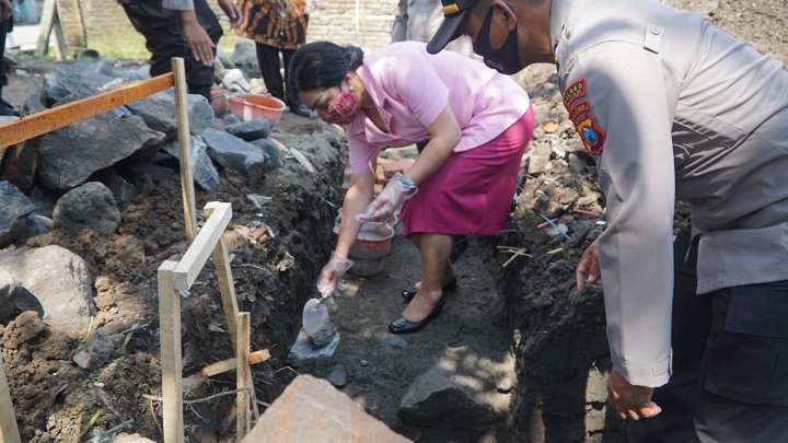 Kapolres Blitar Lakukan Peletakan Batu Pertama Gedung TK Bhayangkari 45