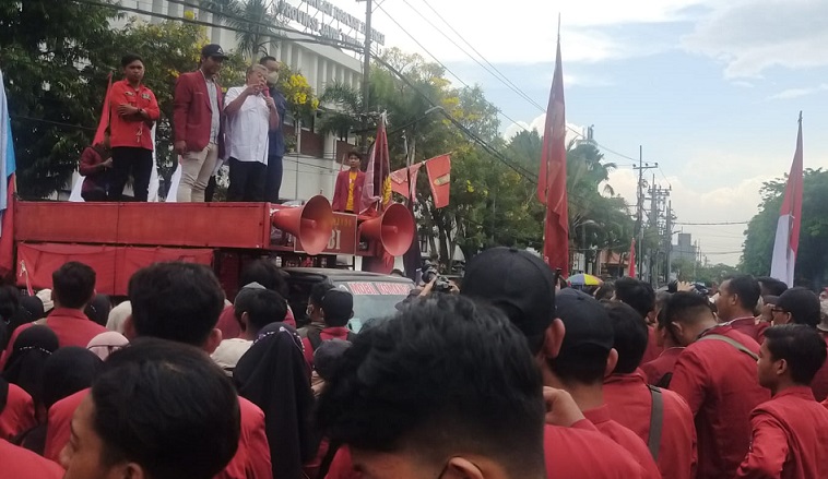 Mahasiswa Demo Kantor DPRD Jatim, Ketua DPRD Akui Tidak Setuju BBM Naik