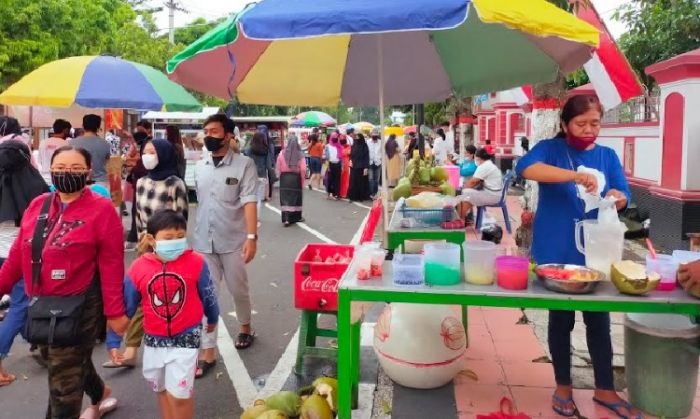 Antisipasi Kerumunan, Petugas Gabungan Berisaga di Pasar Takjil Blitar