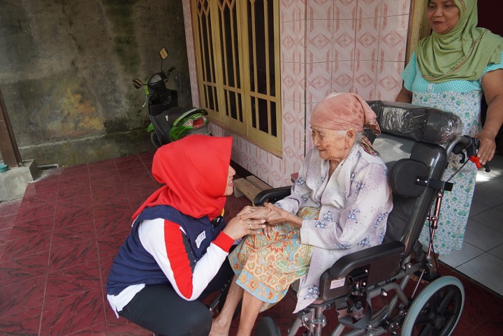 Bupati Ikfina Serahkan Bantuan Kursi Roda untuk Lansia