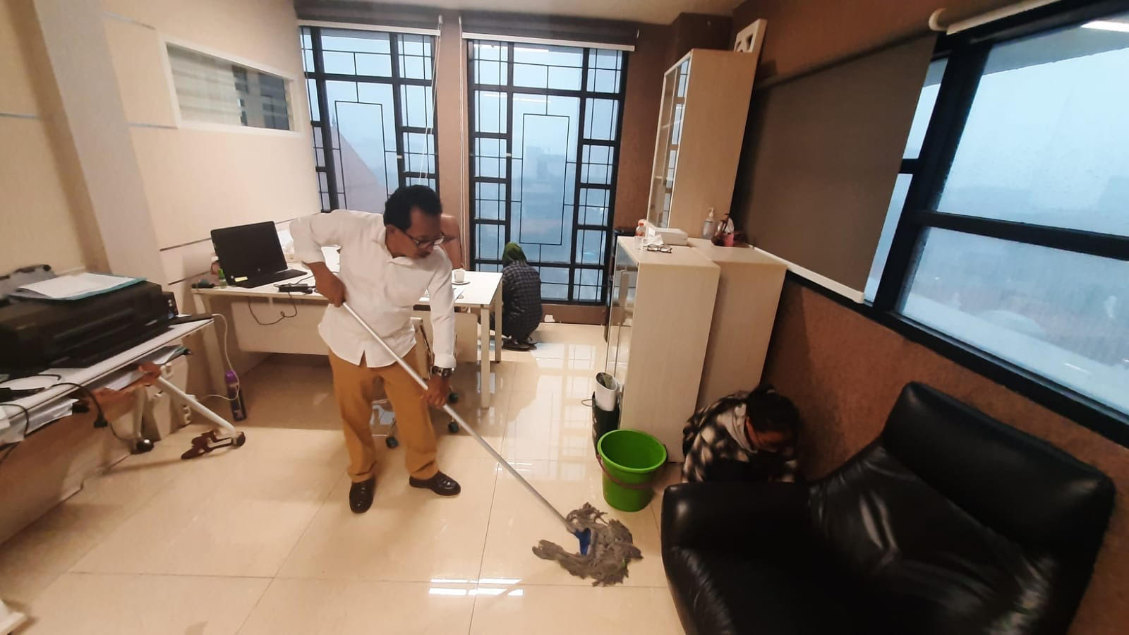 Diguyur Hujan, Gedung Baru DPRD Surabaya Bocor