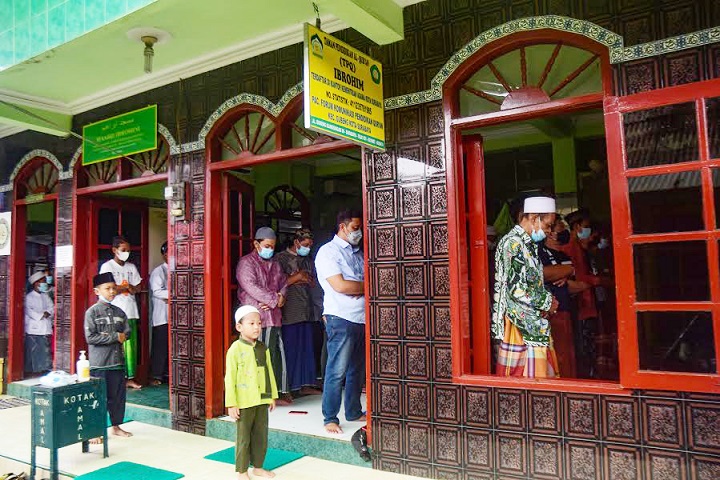 Masjid Tak Terapkan Prokes, Kapolsek Gubeng Tegur Jamaah