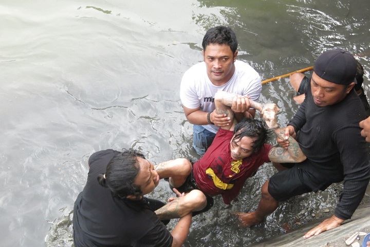 Takut Ditembak Polisi, Bandar Narkoba Nyemplung ke Kali