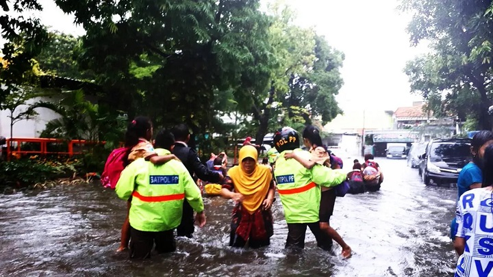 Waspada, Banjir Rob Serbu Surabaya!