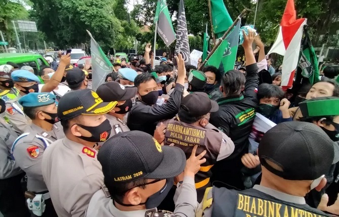 Demo di Mana-Mana Ricuh, Buruh-Mahasiswa Surabaya, Adem