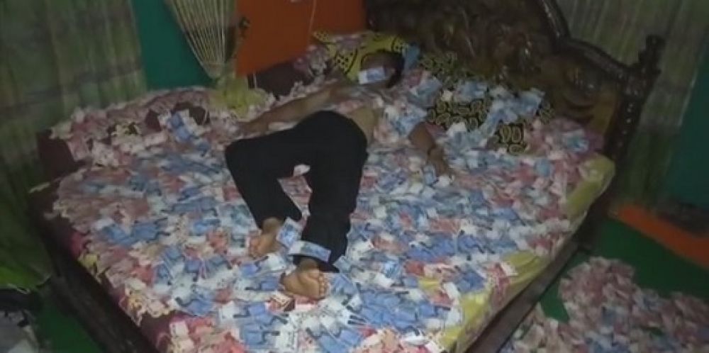 Super Kaya, Kades di Mojokerto Tidur di Atas Tumpukan Uang