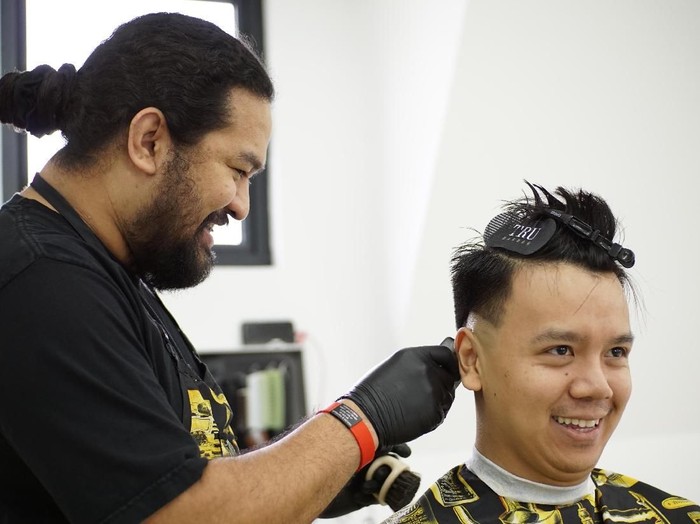 Henoch Sukses Bisnis Barbershop Beromzet Jutaan Rupiah Sekali Pangkas