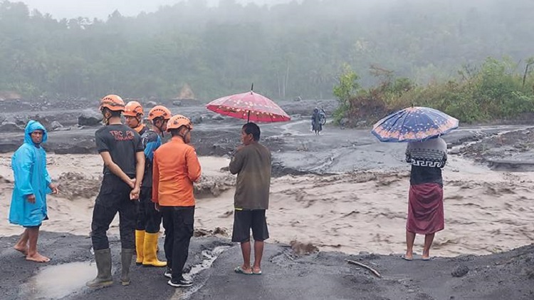 Diterjang Banjir Gunung Semeru, Akses Malang-Lumajang Terputus, Ratusan Warga Dievakuasi
