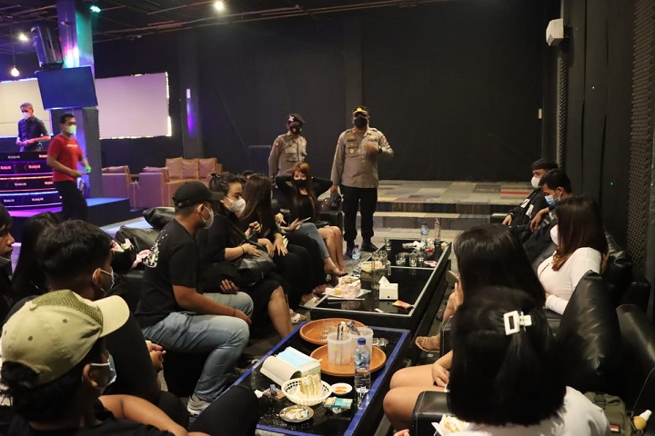 Pertahankan Zona Hijau di Wilayah Blitar Raya, Kapolres Blitar Kota Lakukan Giat Operasi di Rumah Hiburan (Karaoke) dan Kafe-kafe