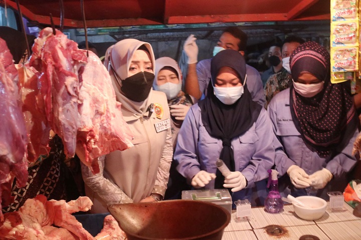 Jelang Hari Raya Idul Fitri, Bupati Mojokerto Cek Daging Layak Konsumsi di Pasar Kemlagi