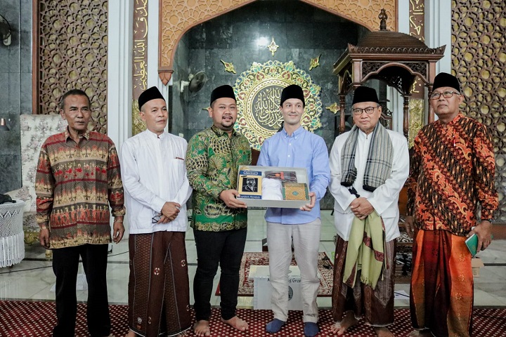 Gus Yani Hadiahkan Al Quran kepada Mualaf Asal Thailand