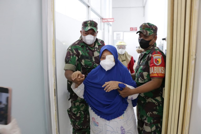 Sukseskan TMMD ke 114, TNI dan EDC Sidoarjo Lakukan Bakti Sosial Operasi Katarak Gratis