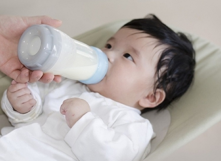 Kebiasaan Anak Minum Susu Menggunakan Botol Sebelum Tidur Sangat Berbahaya, Ini Penjelasannya