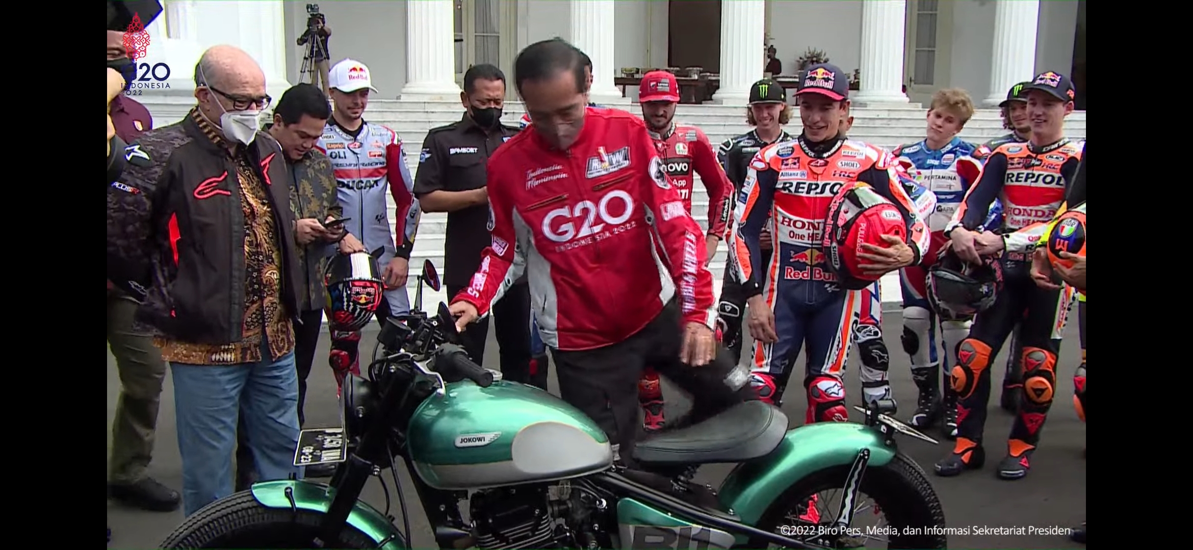 Lepas Parade MotoGP, Jokowi Pamer Motor Custom Kawasaki W75 ke Marc Marques Dkk