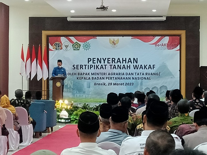 Menteri ATR Serahkan Sertifikat Wakaf NU dan Muhammadiyah di Gresik