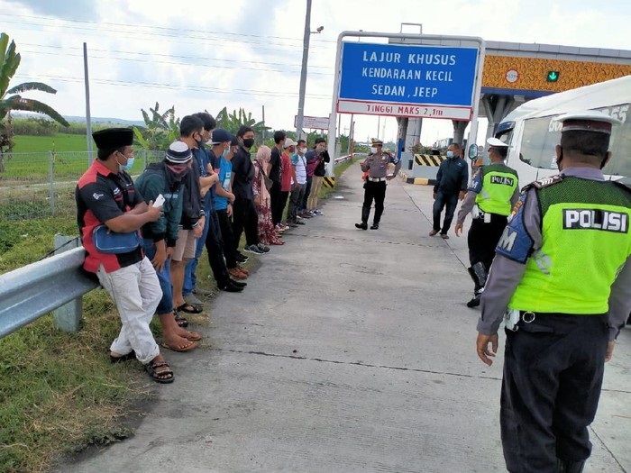 17 Pemudik Diamankan di Exit Tol Ngawi
