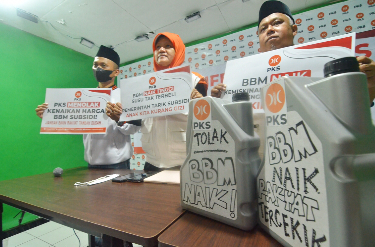 Bentangkan Banner, PKS Jatim Tegas Tolak Kenaikan BBM Bersubsidi