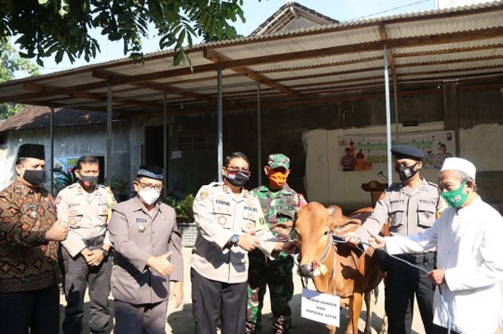 Polres Blitar Serahkan Bantuan Lembu dari Kapolda Jawa Timur