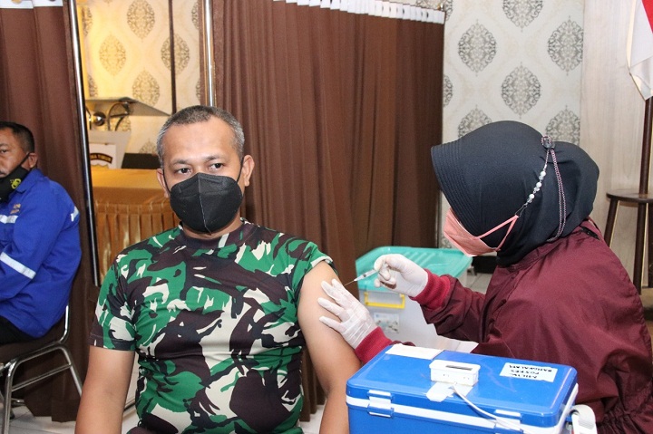 Ratusan Personil TNI-Polri Hingga ASN dan Masyarakat Umum Ikuti Vaksin Booster di Mapolres Bangkalan