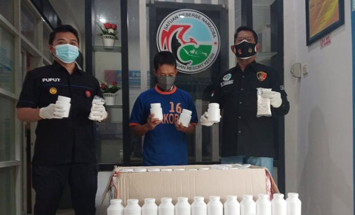 Kurir Ekspedisi asal Surabaya Edarkan 95 Ribu Pil Narkoba di Kediri