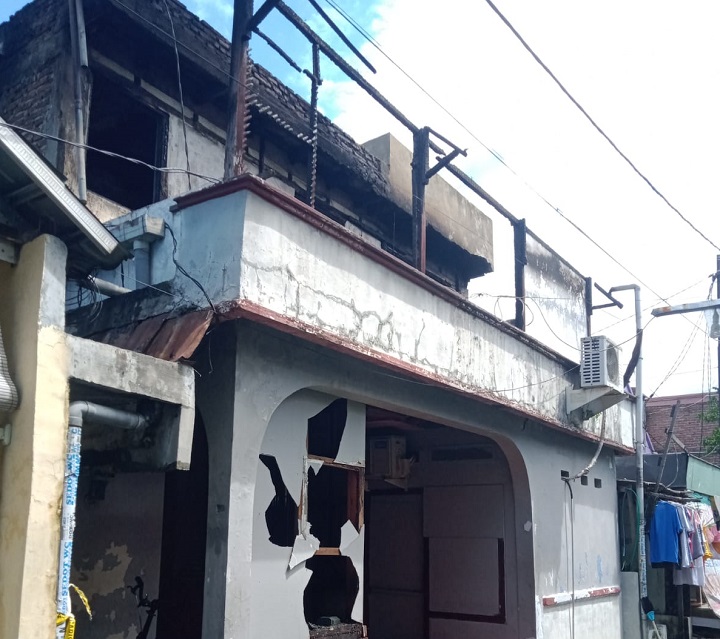 Diduga Korsleting Listrik dari Rice Cooker, Sebuah Rumah di Surabaya Terbakar