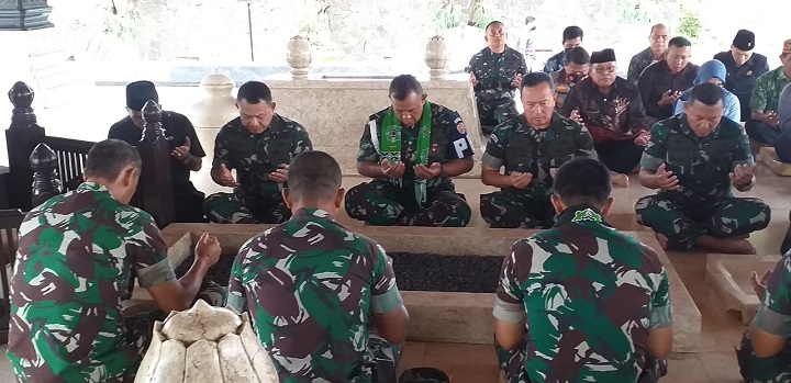 KASAD Jenderal Dudung Abdurahman Berkunjung di Makam Ir Soekarno, setelah Lakukan Kunjungan Kerja di Kabupaten Malang