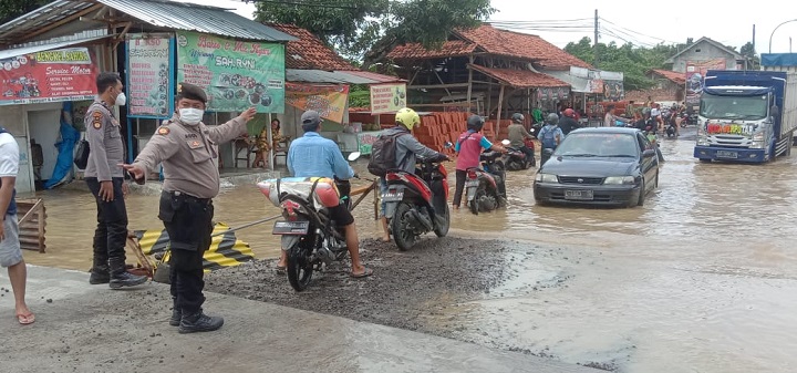 Hujan Deras hingga Banjir Menggenang, Polres Bangkalan Terjunkan Personil Urai Kemacetan