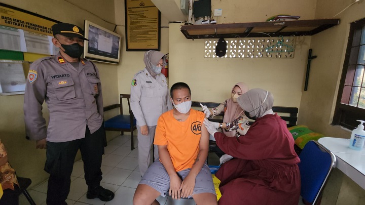 Puluhan Tahanan Polres Blitar Kota Ikuti Vaksinasi Covid-19