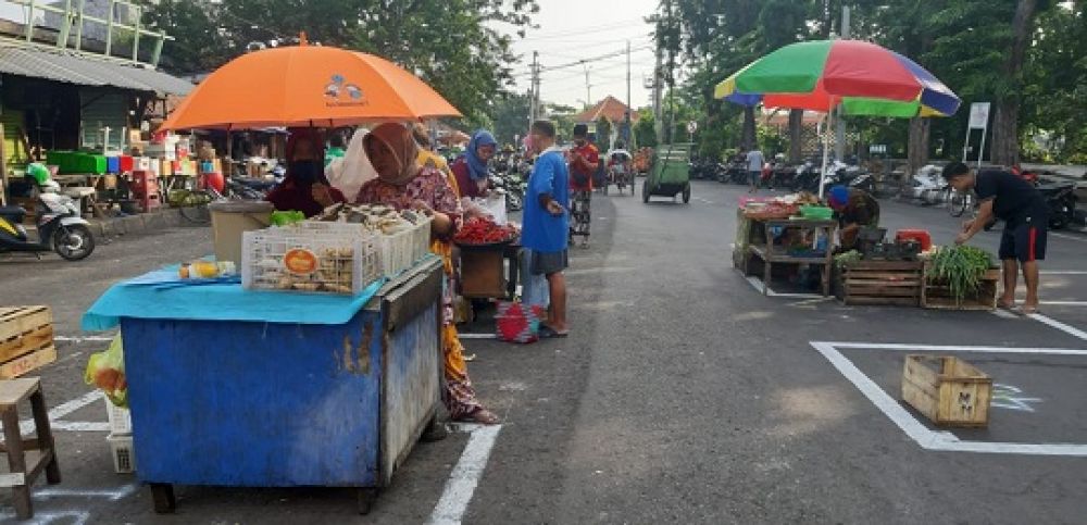 Terapkan Jaga Jarak, Pasar Pegirian Turun ke Jalanan