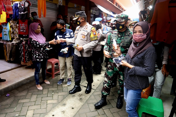 Polresta dan Kodim 0815 Mojokerto Bagi Ribuan Masker Bersama Wartawan