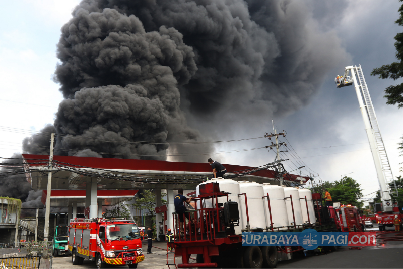 FOTO: Sebanyak 12 Unit Mobil PMK Padamkan Kebakaran Gudang Palet