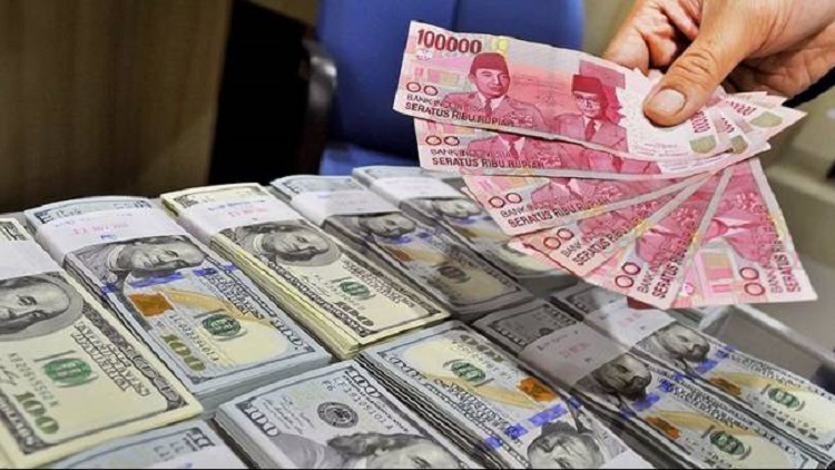 Dolar Menguat Terhadap Rupiah Mendekati Rp 15.700
