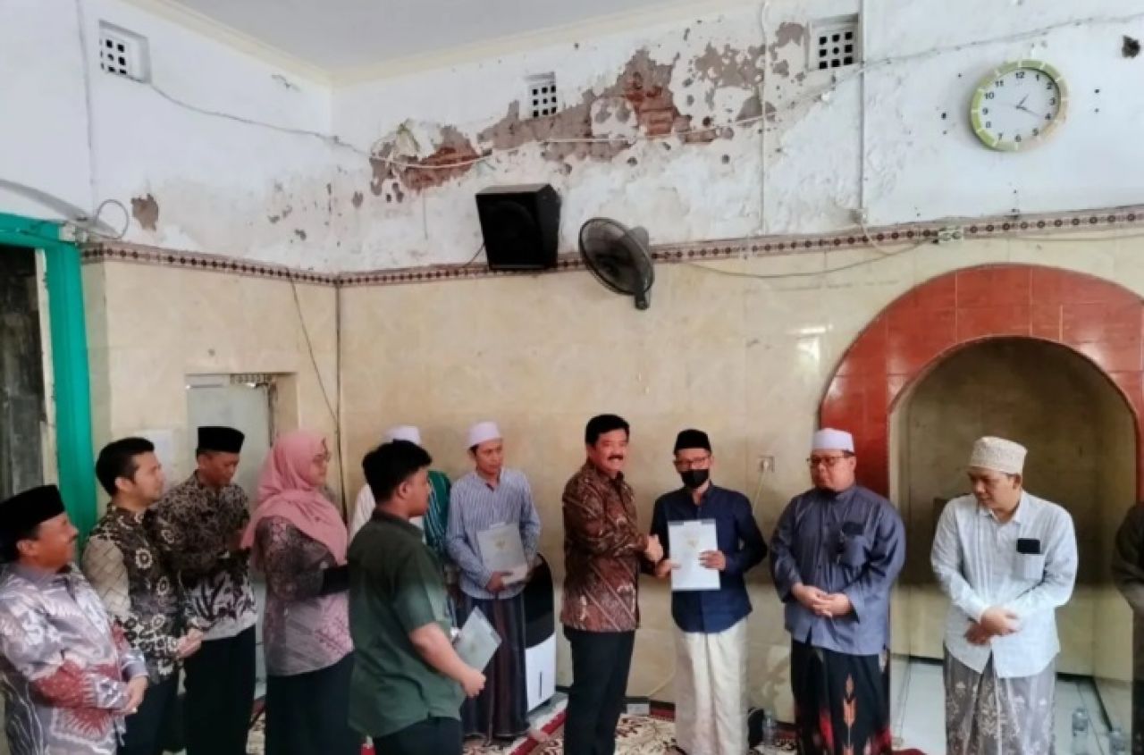 Menteri ATR/BPN Serahkan 11 Sertifikat Tanah di Surabaya