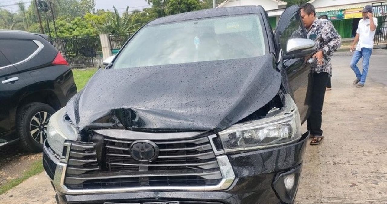 Mobil Rombongan Paslon AMIN Kecelakaan Beruntun di Sumenep