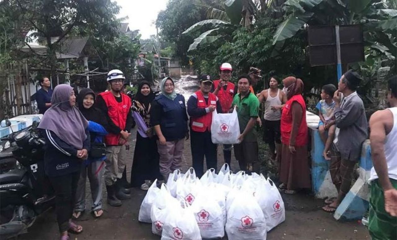 Korban Banjir Bandang di Pasuruan Terima Bantuan dari PMI