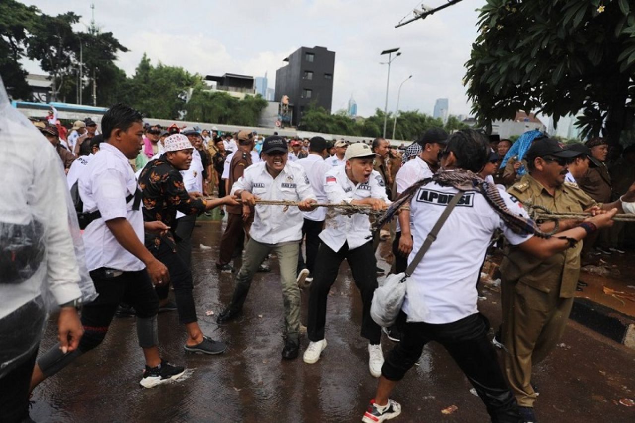 Apdesi Demo Rusak Gedung DPR , Diduga Ditunggangi Parpol