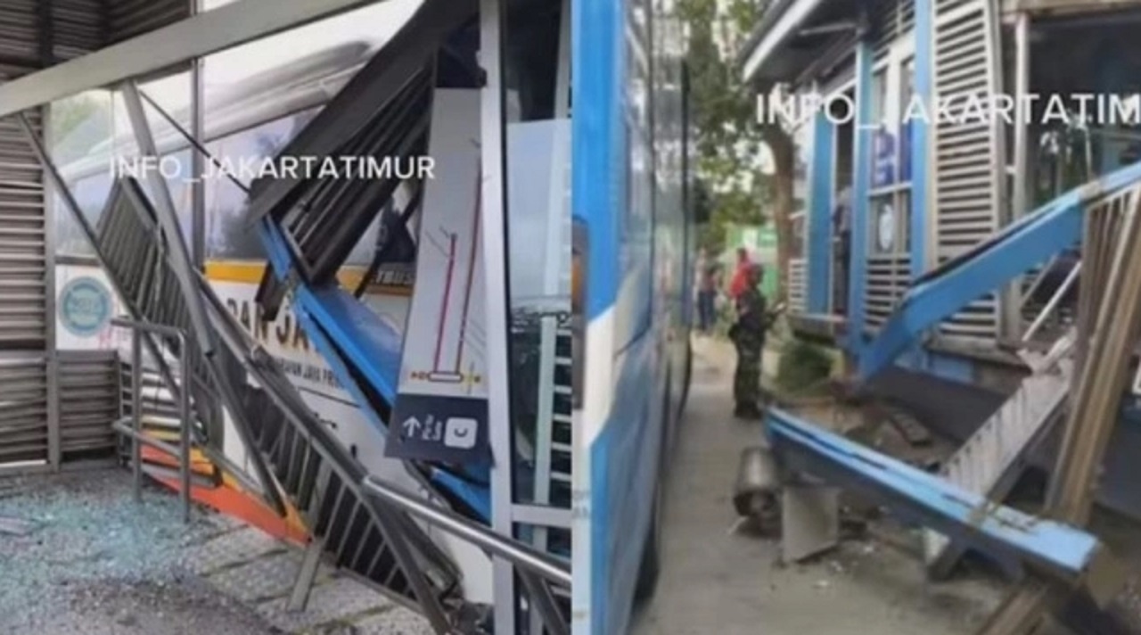 Diduga Kena Serangan Jantung, Bus Harapan Jaya Sludruk Halte TransJakarta