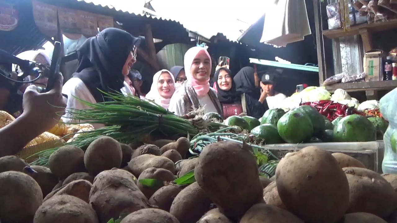 Istri Capres Ganjar Pranowo Blusukan ke Pasar di Jombang, Dengar Keluhan Pedagang