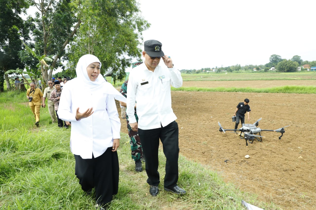 Operasikan Drone Penanam Kedelai di Bangkalan, Gubernur: Ini Harapan Baru di Sektor Pertanian