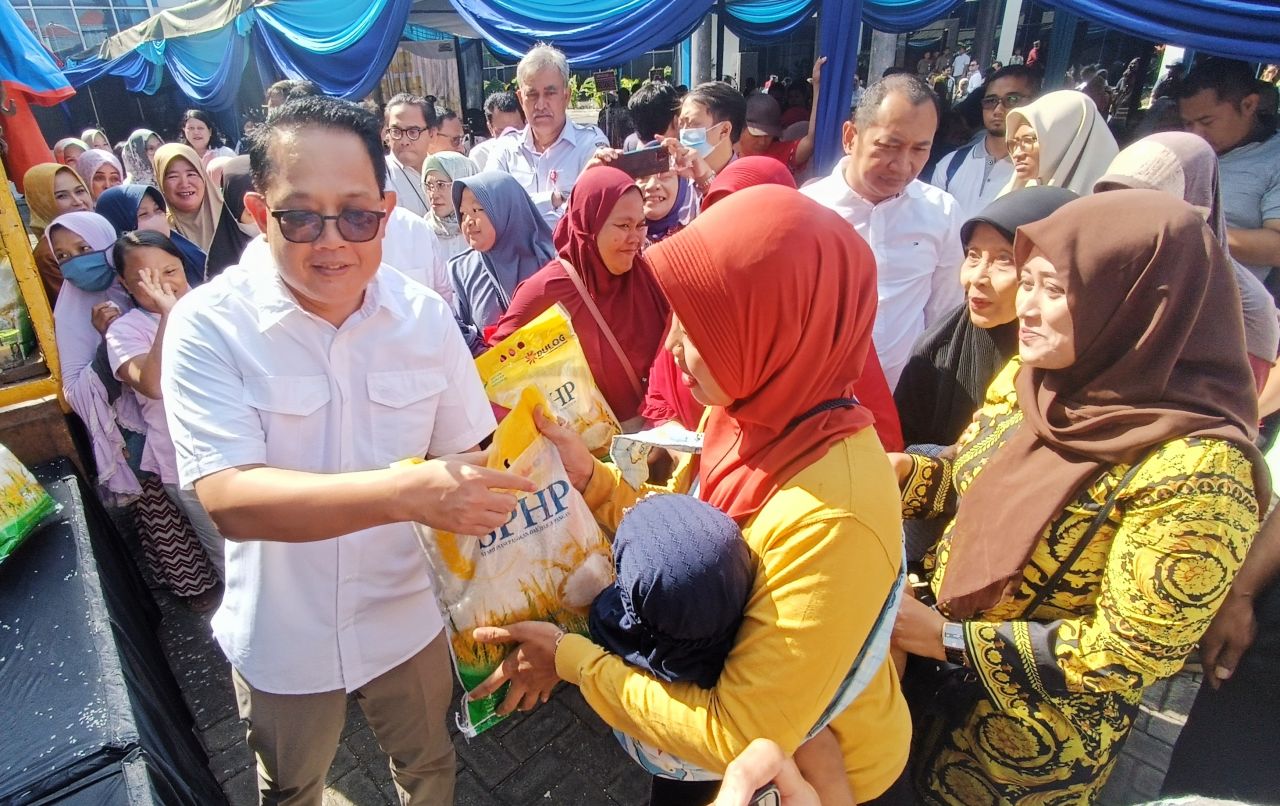 Gelar Pasar Murah Bersama Disperindag Jatim, Adhy Karyono Jaga Ketersediaan Stok Beras Jelang Ramadhan