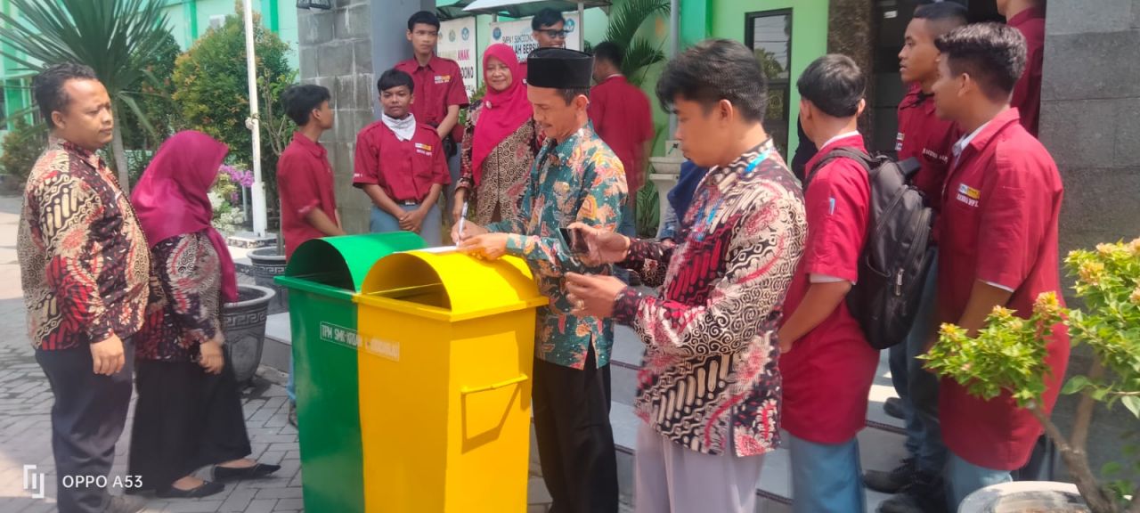 Dukung Adiwiyata SMPN 1 Sukodono Terima Bantuan Bak Sampah