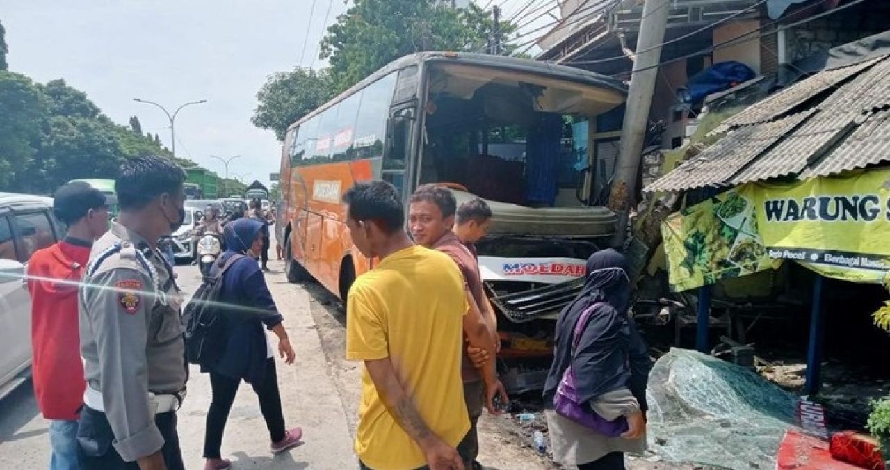 Rem Blong, Bus Tabrak Tiang Listrik dan Warung