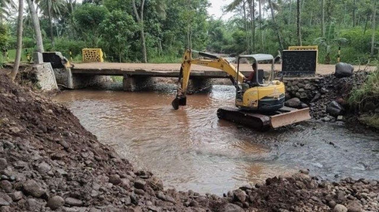 Cegah Banjir, Sungai Cangkring di Lumajang Dinormalisasi